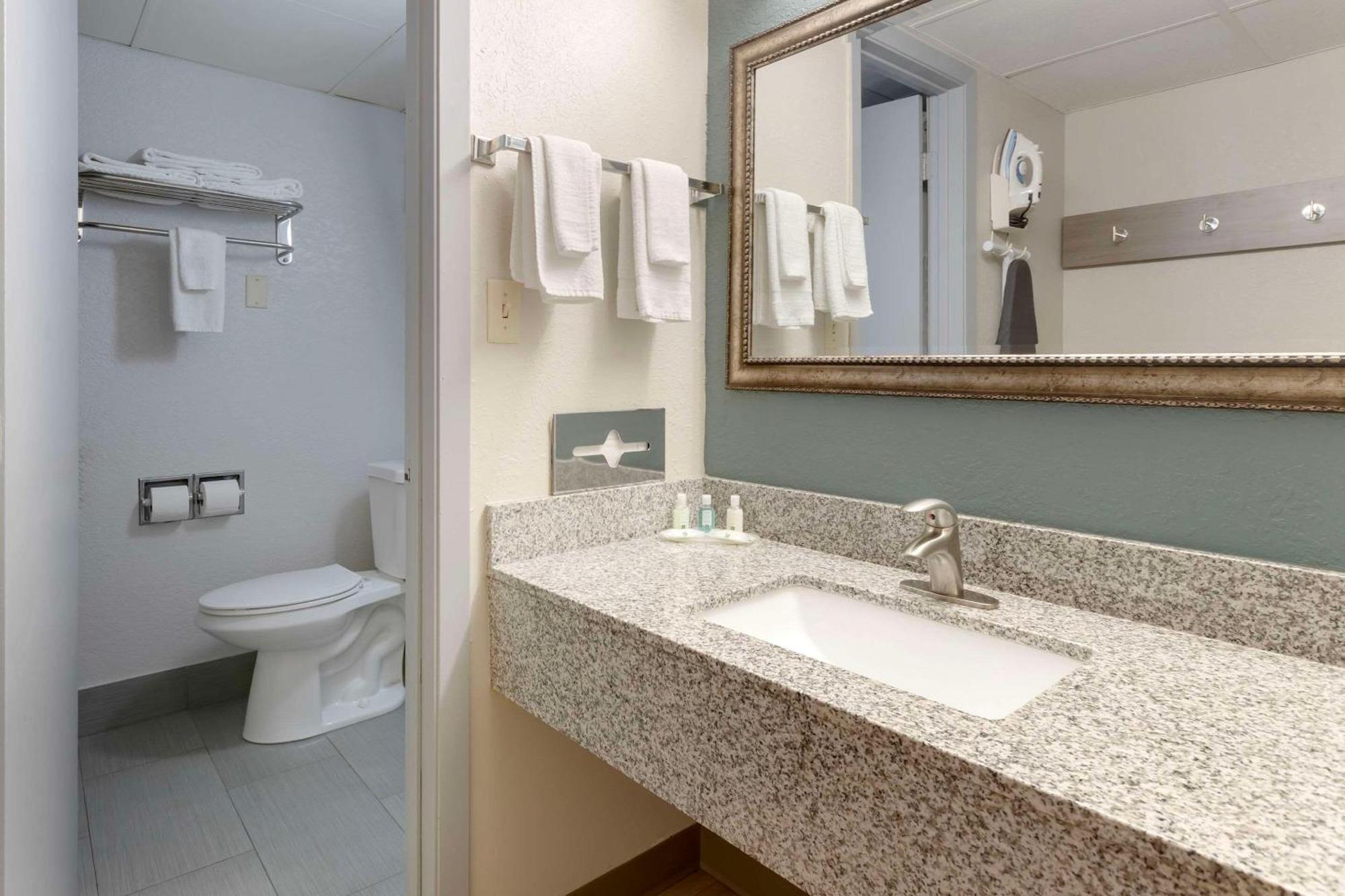 Quality Inn Newton At I-80 المظهر الخارجي الصورة