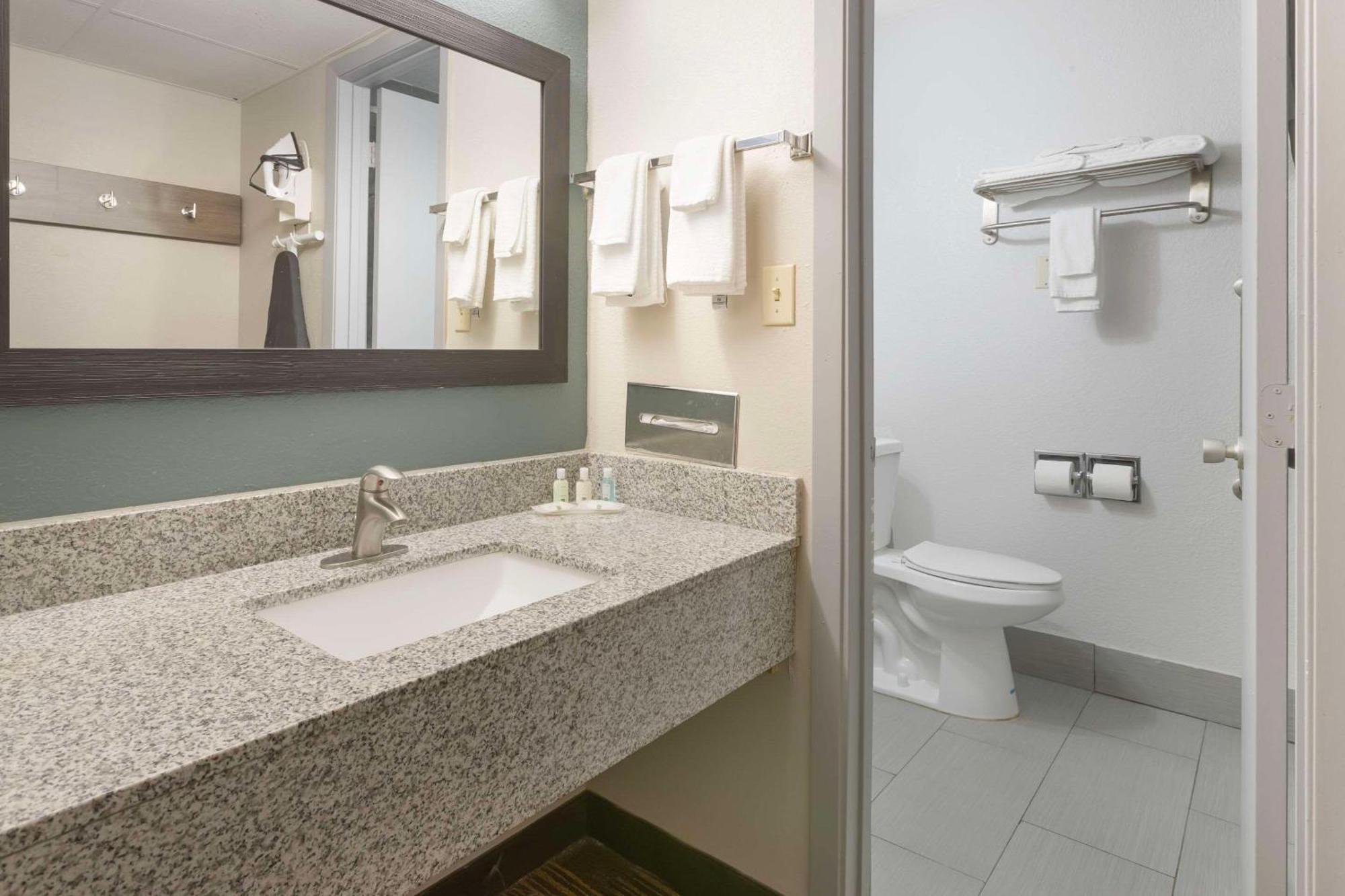 Quality Inn Newton At I-80 المظهر الخارجي الصورة