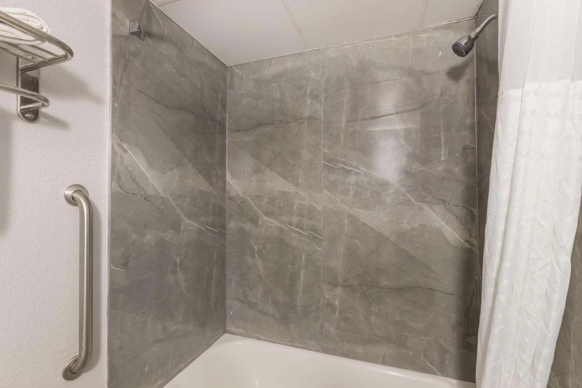 Quality Inn Newton At I-80 المظهر الخارجي الصورة