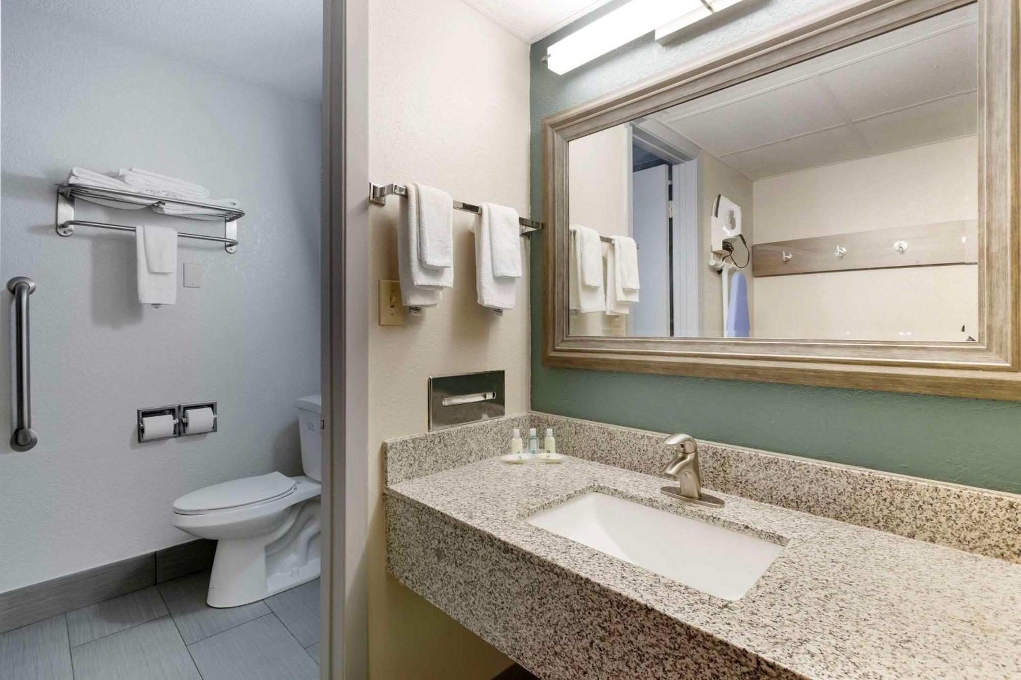 Quality Inn Newton At I-80 المظهر الخارجي الصورة