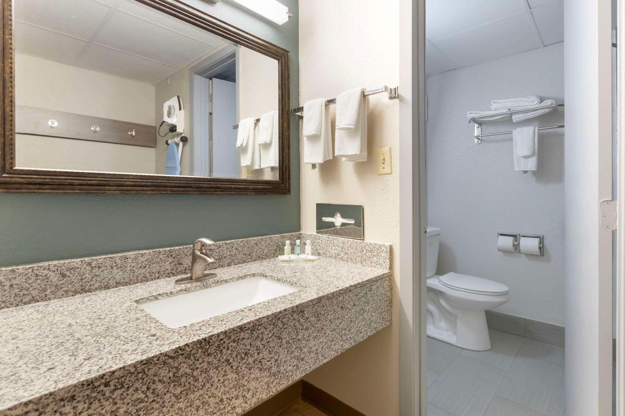 Quality Inn Newton At I-80 المظهر الخارجي الصورة